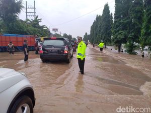 Terendam Banjir, Jalur Arteri Madiun-Surabaya Macet 2 Km Terendam Banjir, Jalur Arteri Madiun-Surabaya Macet 2 Km