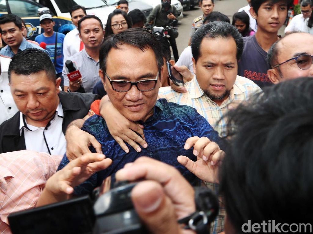 Cuitan Andi Arief Usai Tertangkap: Serang Mahfud Hingga Minta Maaf Cuitan Andi Arief Usai Tertangkap: Serang Mahfud Hingga Minta Maaf