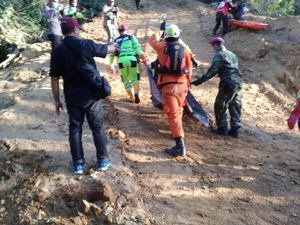 Tim SAR Gabungan Evakuasi 34 Korban Longsor Tambang Emas di Bolmong Tim SAR Gabungan Evakuasi 34 Korban Longsor Tambang Emas di Bolmong