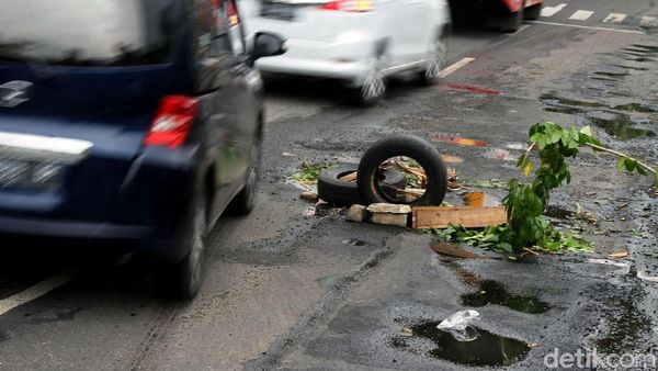 Awas! Jalan Berlubang di Gunung Sahari Ini Cuma Ditandai Ban Bekas