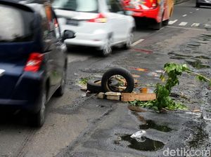 Awas! Jalan Berlubang di Gunung Sahari Ini Cuma Ditandai Ban Bekas