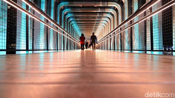 Keren! JPO di Sudirman Disinari Lampu Warna-warni