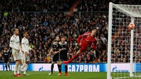 Gol Asensio dari Madrid langsung dibalas Ajax lewat tendangan bebas indah milik Lasse Schoene. (Foto: Susana Vera/REUTERS)