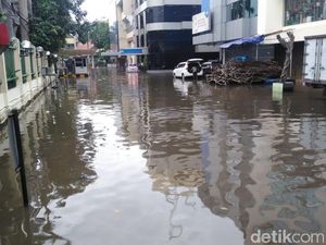 Genangan Air Masih Ada di Halaman Ruko Mangga Dua