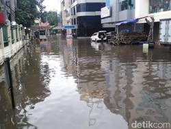 Genangan Air Masih Ada di Halaman Ruko Mangga Dua