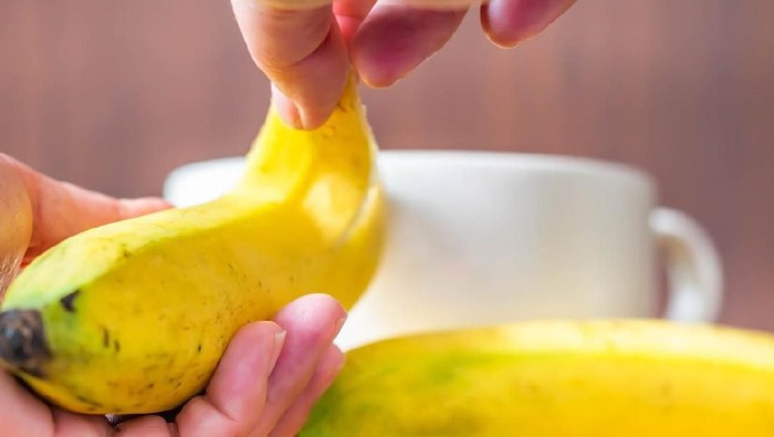 Pisang salah satu buah yang tidak dianjurkan untuk dikonsumsi bersamaan dengan obta. Foto: iStock