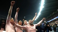 Para pemain MU merayakan kemenangan dengan menghampiri tribune tim tamu. Di sana mereka merayakan bersama fans. (Foto: Julian Finney/Getty Images)