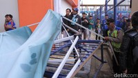 Pagar ring dua diruntuhkan oleh ratusan bonek yang tak memiliki tiket. 