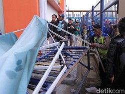 Pagar ring dua diruntuhkan oleh ratusan bonek yang tak memiliki tiket. 