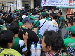 Awalnya para pendukung Persebaya yang memiliki tiket mengantre rapi di Pintu Barat 1. 