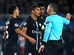 MU mendapat penalti di injury time pertandingan. Thiago Silva melancarkan protes atas keputusan wasit. (Foto: Julian Finney/Getty Images)