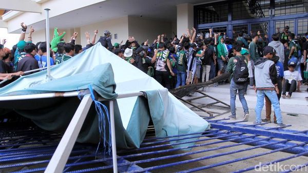 Duh, Bonek Jebol Pagar Besi di Stadion Si Jalak Harupat