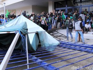Duh, Bonek Jebol Pagar Besi di Stadion Si Jalak Harupat