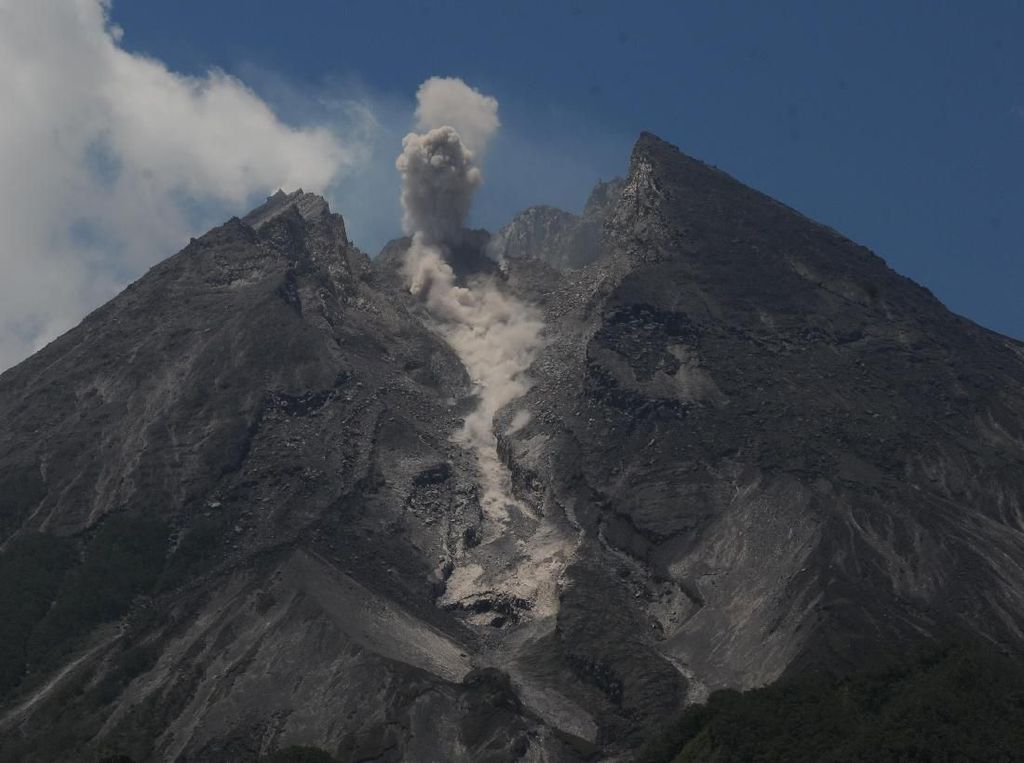 Gunung Merapi Keluarkan Awan Panas 1,2 Km Gunung Merapi Keluarkan Awan Panas 1,2 Km