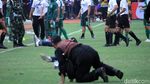 Kalah dari Persebaya, Bobotoh Ngamuk Sampai Masuk Lapangan