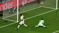 Lukaku membawa MU unggul 2-1 di babak pertama. Golnya datang setelah memanfaatkan kesalahan Gianluigi Buffon dalam menangkap tembakan Marcus Rashford. (Foto: Benoit Tessier/Reuters)
