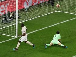 Lukaku membawa MU unggul 2-1 di babak pertama. Golnya datang setelah memanfaatkan kesalahan Gianluigi Buffon dalam menangkap tembakan Marcus Rashford. (Foto: Benoit Tessier/Reuters)