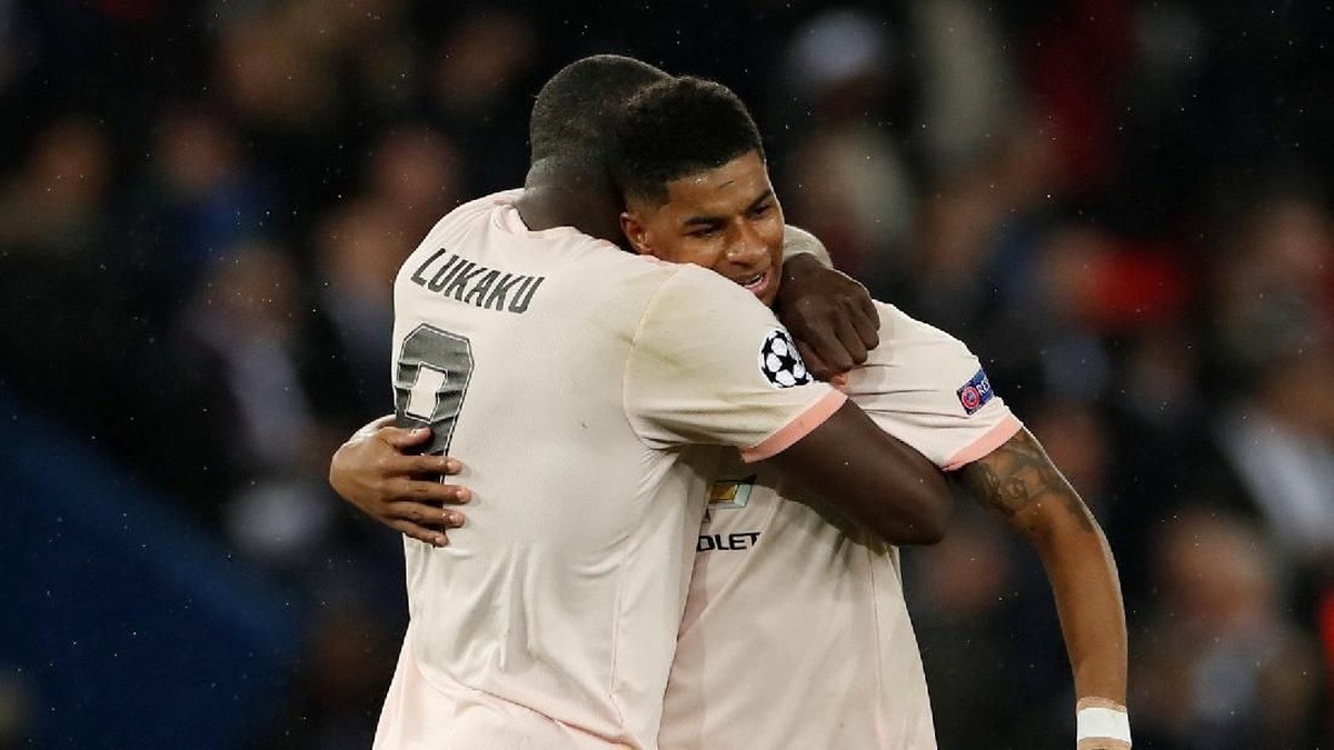 Marcus Rashford dan Romelu Lukaku merayakan kelolosan Manchester United ke babak perempatfinal Liga Champions. (Foto: Christian Hartmann/Reuters)