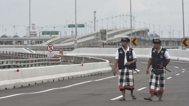 Pecalang atau petugas pengamanan adat Bali memantau situasi saat Hari Raya Nyepi Tahun Saka 1941 di kawasan Jalan Tol Bali Mandara, Bali, Kamis (7/3/2019). Pengamanan oleh Pecalang tersebut dilakukan untuk menjamin keamanan dan kelancaran umat Hindu yang menjalani 
