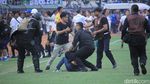 Kalah dari Persebaya, Bobotoh Ngamuk Sampai Masuk Lapangan