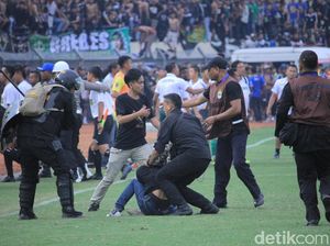 Radovic Diserang Oknum Bobotoh, Panpel Salah Perhitungkan Suporter dan Keamanan Radovic Diserang Oknum Bobotoh, Panpel Salah Perhitungkan Suporter dan Keamanan