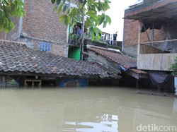 Menteri BUMN dan Dirut Pertamina Kunjungi Pengungsi Banjir di Bandung