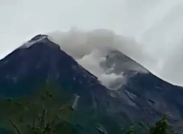 Gunung Merapi 3 Kali Gugurkan Lava ke Arah Hulu Kali Gendol