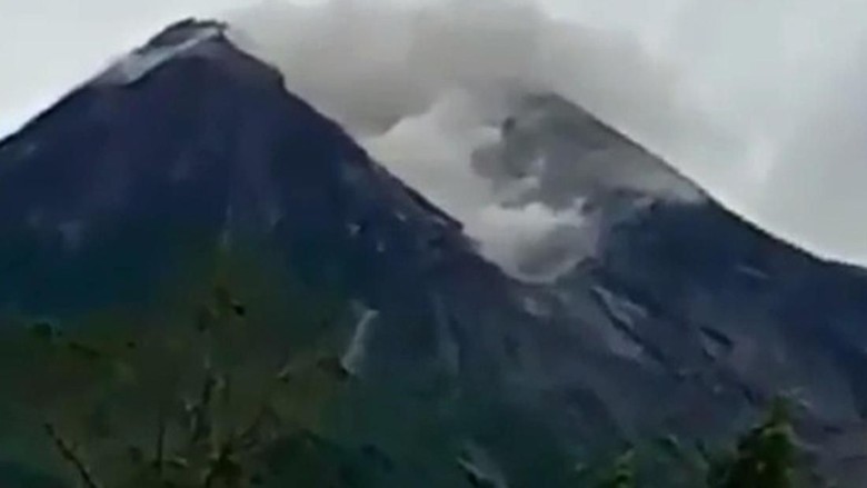 Merapi Kembali Gugurkan Awan Panas, Status Masih Waspada