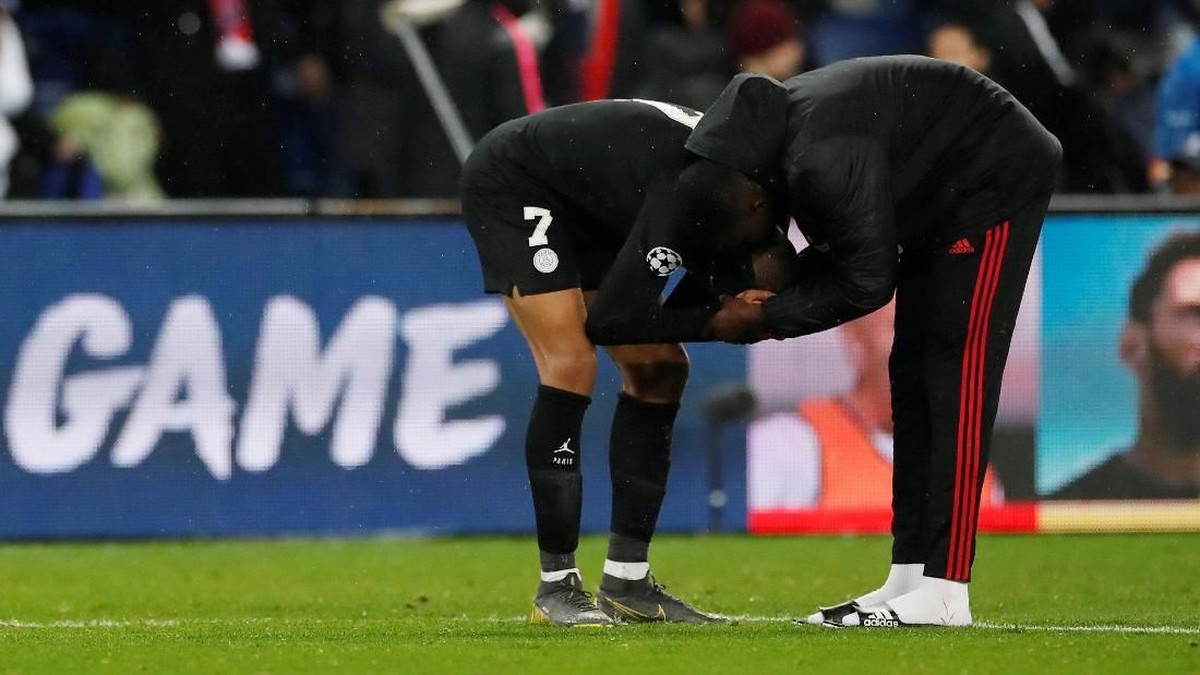 PSG kecewa berat usai disingkirkan Manchester United usai kalah 1-3. (Foto: Christian Hartmann / Reuters)