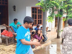 Ribuan Korban Banjir di Madiun Enggan Mengungsi, Ini Alasannya