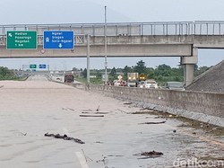 Banjir Rendam Ruas Tol Madiun, Ketinggian Air Hampir Satu Meter