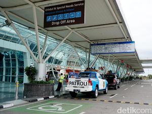 Api Muncul dari Bus di Area Bandara Ngurah Rai