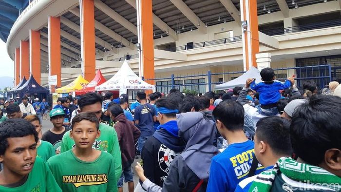 Pelatih Persib Bandung Miljan Radovic diserang oknum pendukung Persib Bandung. (Foto: Mochamad Solehudin/detikcom) Pelatih Persib Bandung Miljan Radovic diserang oknum pendukung Persib Bandung. (Foto: Mochamad Solehudin/detikcom)