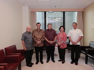 Luhut dan Istri Jenguk Ani Yudhoyono di Singapura Luhut dan Istri Jenguk Ani Yudhoyono di Singapura