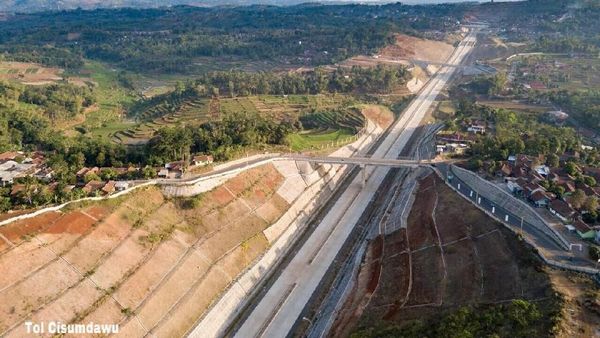 Penampakan Terkini Tol Cisumdawu yang Membelah Bukit