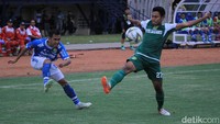 Persib memimpin 1-0 lewat aksi Erwin Ramdani. Sepakannya merobek gawang Persebaya yang dijaga Abdul Rohim.
