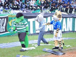 Melainkan, maskot Persebaya Ikan Hiu berwarna abu, mengenakan pakaian SMA dan jaket levis seperti yang biasa dikenakan Dilan.