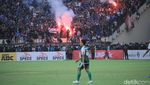 Kalah dari Persebaya, Bobotoh Ngamuk Sampai Masuk Lapangan