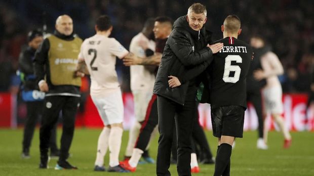 Ole Gunnar Solskjaer melepas rompi usai pertandingan merayakan kemenangan Manchester United 3-1 atas PSG. (