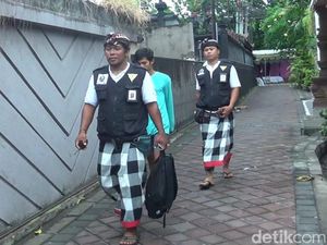 Berkeliaran di Jalan Saat Nyepi di Bali, Rusli Dihukum Bersihkan WC Berkeliaran di Jalan Saat Nyepi di Bali, Rusli Dihukum Bersihkan WC