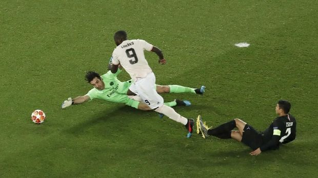 Manchester United berhasil lolos ke perempat final usai menang 3-1 atas PSG.