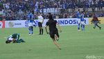 Kalah dari Persebaya, Bobotoh Ngamuk Sampai Masuk Lapangan