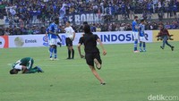 Situasi sempat memanas, namun setelah Kapolres Bandung AKBP Indra Hermawan beserta jajarannya menenangkan para pendukung Persib, situasi kembali dingin dan pendukung kedua kesebelasan keluar dengan tertib.