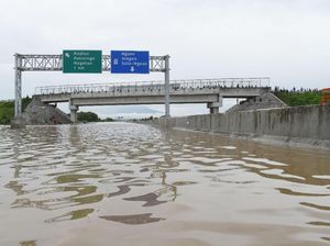 Geger Banjir Tol di Madiun yang Terjadi Jelang Pilpres 2019 Geger Banjir Tol di Madiun yang Terjadi Jelang Pilpres 2019