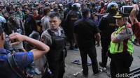 Meski sudah diimbau untuk tidak masuk, para Bonek itu sambil bernyanyi dan melatunkan yel-yel memaksa masuk.