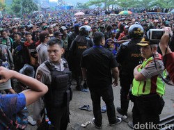 Meski sudah diimbau untuk tidak masuk, para Bonek itu sambil bernyanyi dan melatunkan yel-yel memaksa masuk.