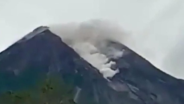 Gunung Merapi Luncurkan Awan Panas Siang Ini