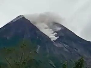Gunung Merapi Luncurkan Awan Panas Siang Ini