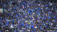 Tidak kalah dengan pendukung Persebaya, para pendukung Persib yang duduk di tribune selatan, utara dan timur menampilkan sejumlah kreografi sambil melantunkan nyanyian dan yel-yel untuk mendukung Persib.