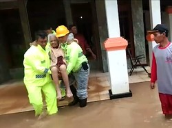 Aksi Heroik Polisi Evakuasi Para Lansia Korban Banjir